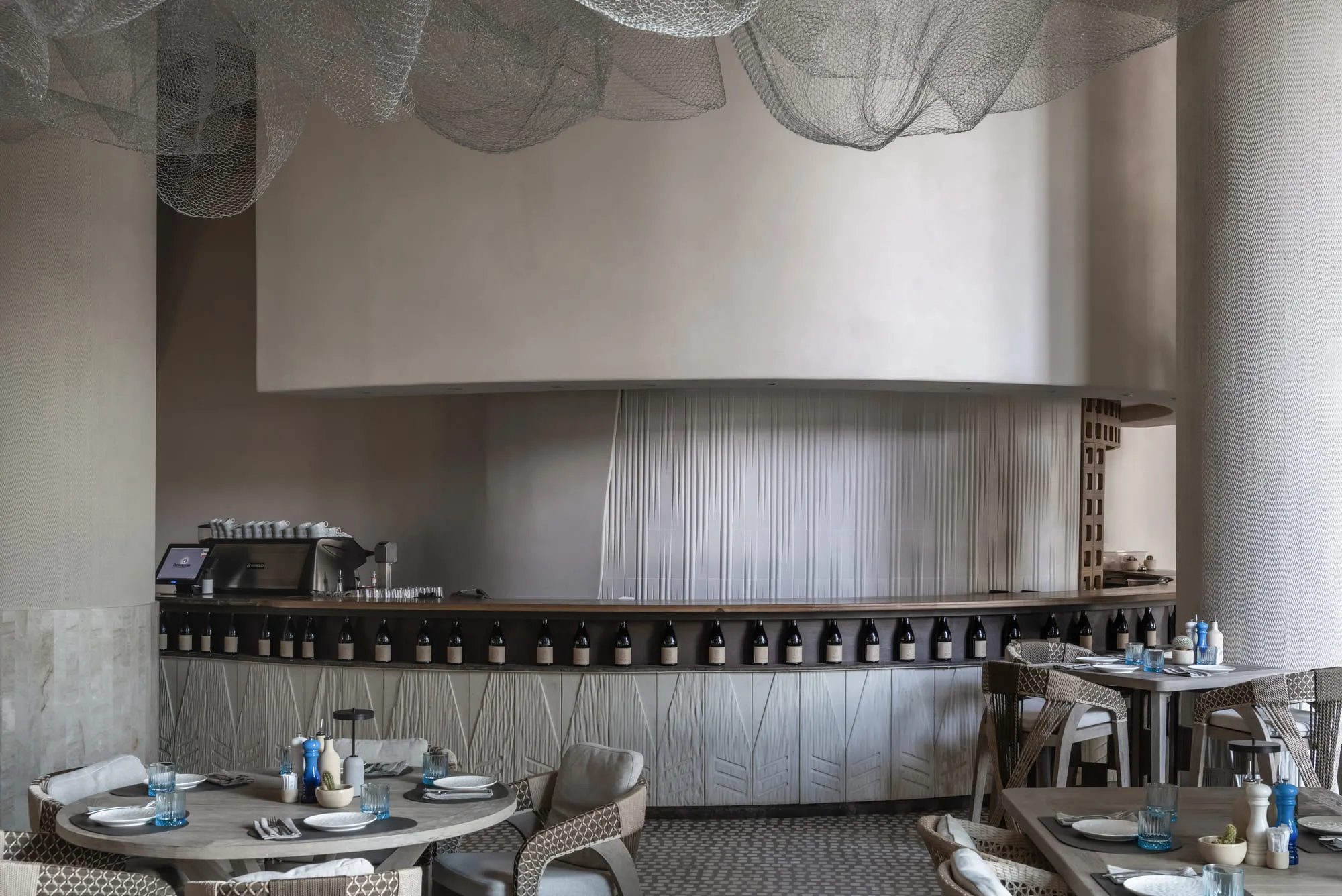 Sala restorana MIYA — ručno rađeni reljefni paneli od medijapana i mikrocementa kao traka duž zida